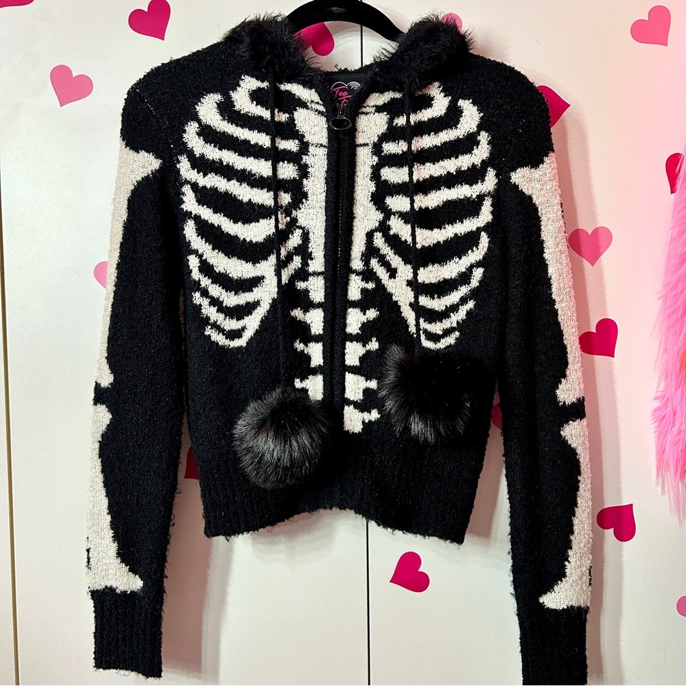 Two fast clothing skeleton sweater